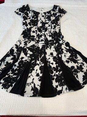 Joseph Ribkoff Black and White Floral Dress
Size 10